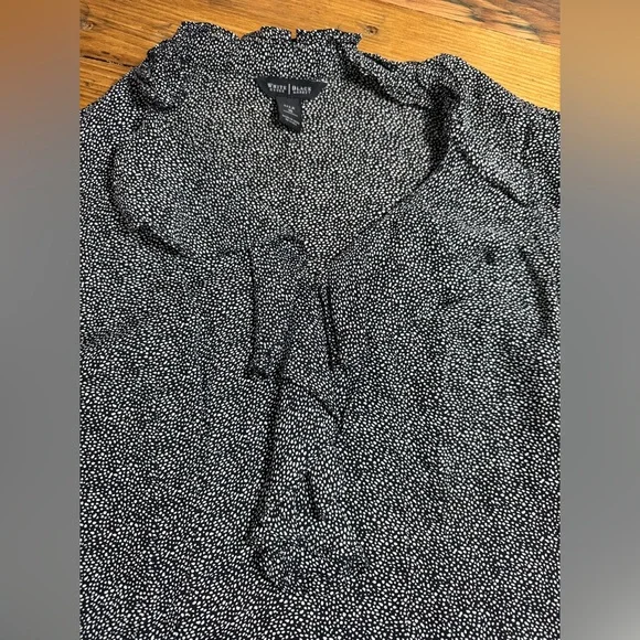 White House Black Market Black, White Cap Sleeve V-Neck Ruffle Silk Blouse Sz 10 - Picture 4 of 13